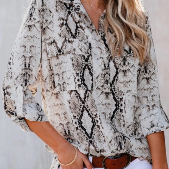 Azura Tops - HP 💝Wild Snake print Blouse with pockets sz m